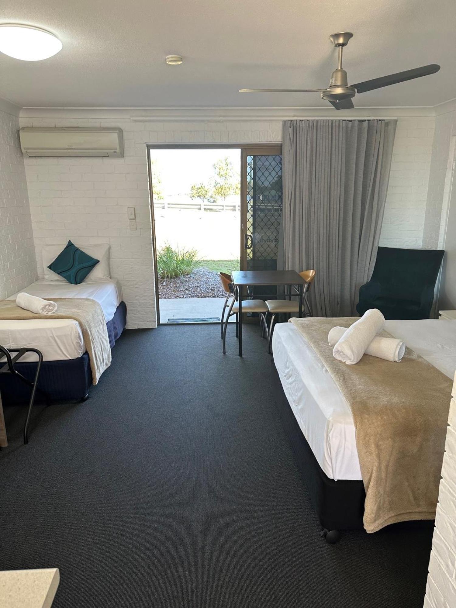 Bribie Waterways Motel Bongaree Buitenkant foto
